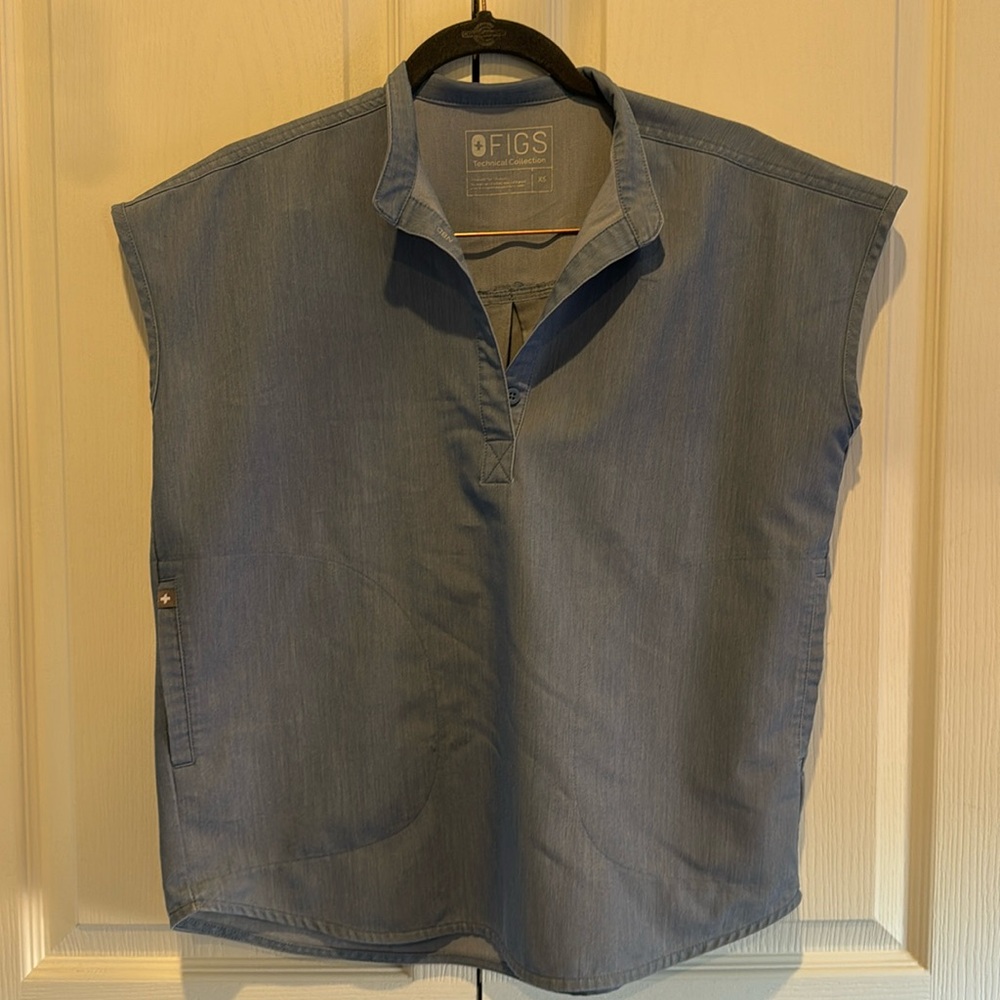 FIGS Rafaela XS light denim top